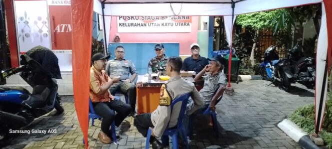 
					Jaga Kamtibmas, Koramil 02/Matraman Bersama Komduk Gelar Patroli/Siskamling Keliling