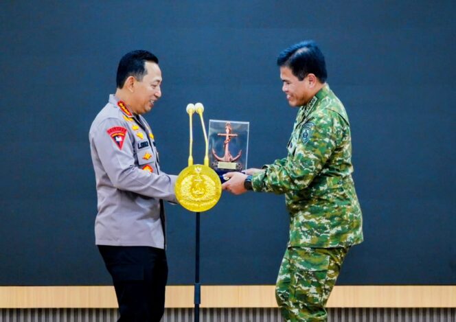 
					Kapolri Bersama Menko Polkam dan Pimpinan Lembaga Negara Perkuat Kebersamaan di Mabes TNI AL