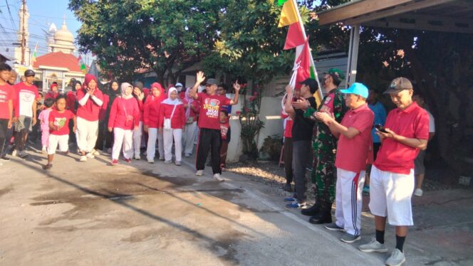 
					Kepala Kelurahan Kranji, Apit Tosiman Lepas Jalan Sehat Warga RT.06 RW.03 Kranji