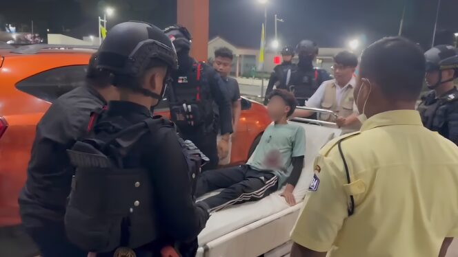 
					Patroli Dini Hari, Brimob Polda Metro Jaya Evakuasi Remaja Korban Penusukan di Tangerang