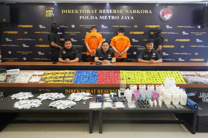 
					Polda Metro Jaya Bongkar Laboratorium Etomidate Jaringan Internasional, Cegah Produksi 14 Ribu Cartridge