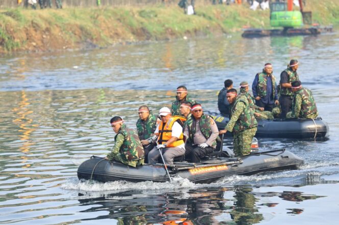 
					Pangdam Jaya, Kapolda Metro Jaya dan Pemprov DKI Bersih-Bersih Sungai Bersama Masyarakat