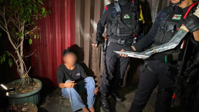 
					Brimob Polda Metro Jaya Gagalkan Tawuran di Cawang, 2 Sajam Diamankan
