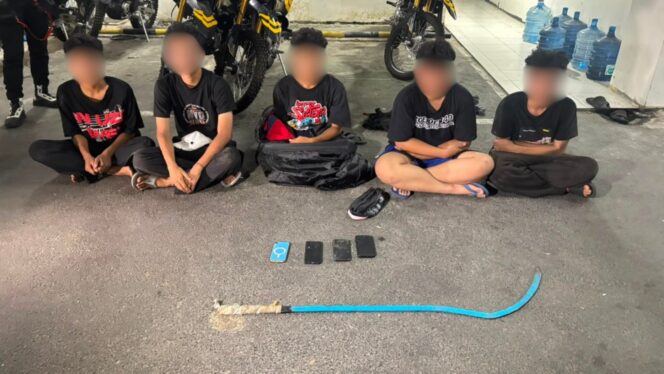 
					Brimob Polda Metro Jaya Bubarkan Tawuran di Jaktim, Lima Pemuda dan Satu Senjata Tajam Diamankan