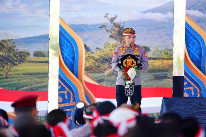 
					Polri Raih Rekor MURI Penanaman Bawang Putih Serentak di Lahan Terluas
