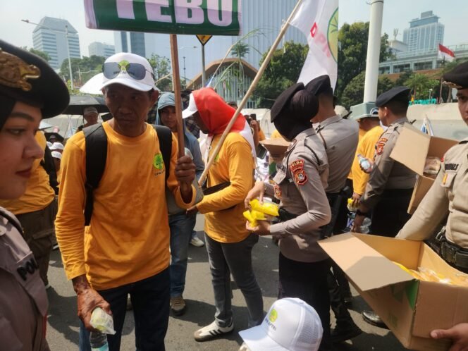 
					Polisi Bagikan Roti dan Air Mineral ke Massa Aksi Petani Tebu di Monas