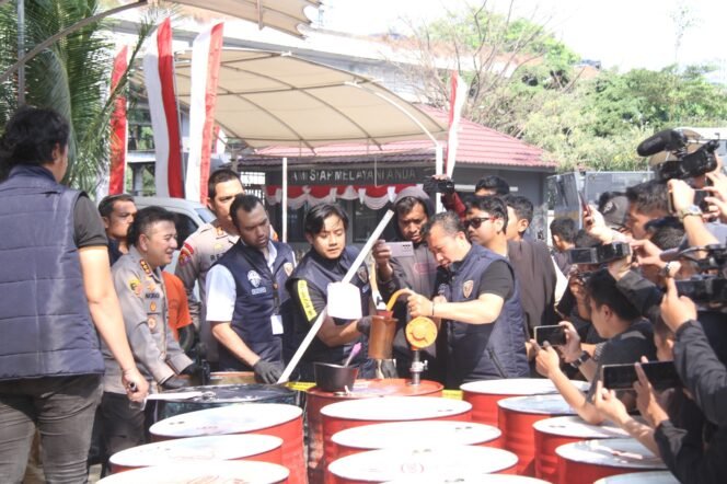 
					Bongkar Oli Palsu di Cengkareng, Polres Jakbar Ungkap Modus Oli Bekas Diubah Jadi Seolah Baru