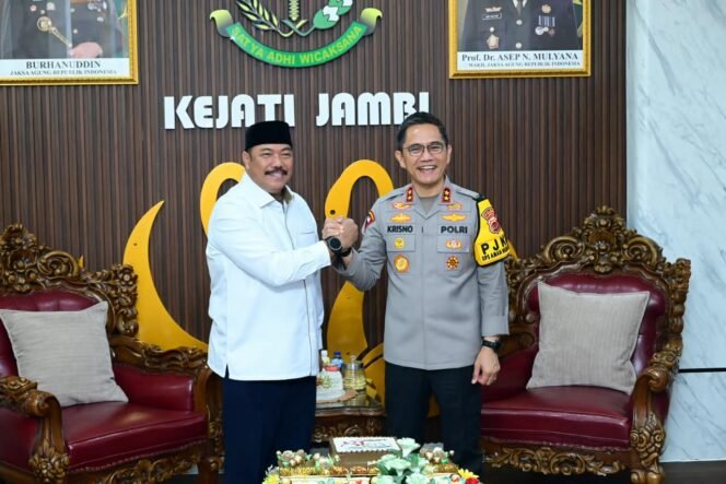 
					Kapolda Jambi Hadir Langsung ke Kejati, Sampaikan Ucapan Selamat Hari Lahir Kejaksaan RI