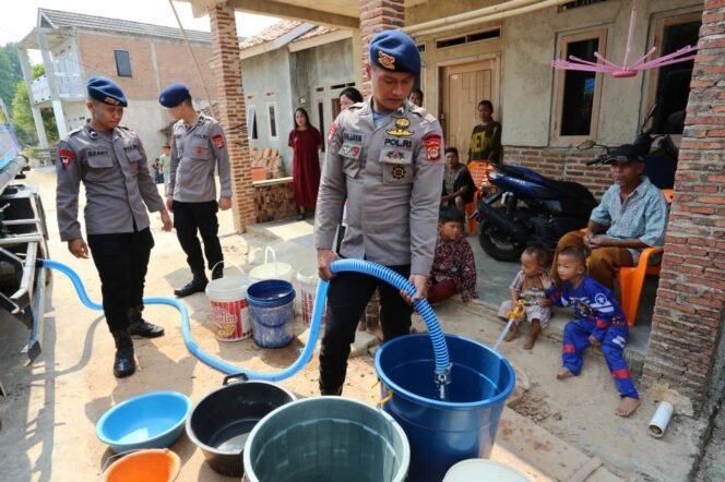 
					Satuan Brimob Polda Lampung Salurkan Ribuan Liter Air Bersih bagi Masyarakat Terdampak Kekeringan