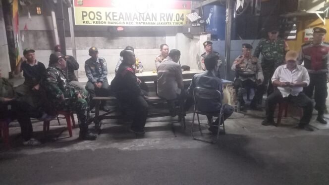 
					Jaga Kamtibmas, Koramil 02/Matraman Bersama Komduk dan Warga Perkuat Siskamling