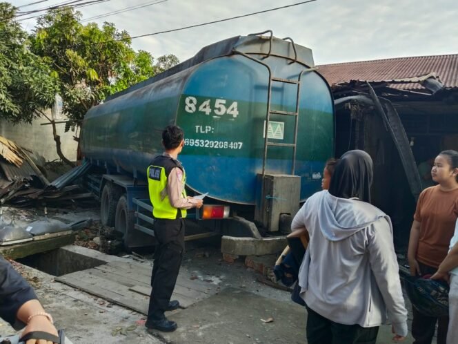 
					Diduga Mengantuk, Truk Tangki Hantam Rumah Warga di Perbaungan Sergai