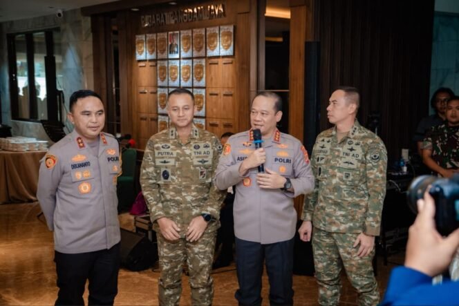 
					Kapolda Metro Jaya Hadiri Syukuran HUT TNI di Makodam Jaya