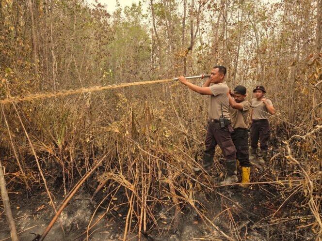 
					Satbrimob Polda Kalteng Terus Lakukan Pembasahan Karhutla di Banturung